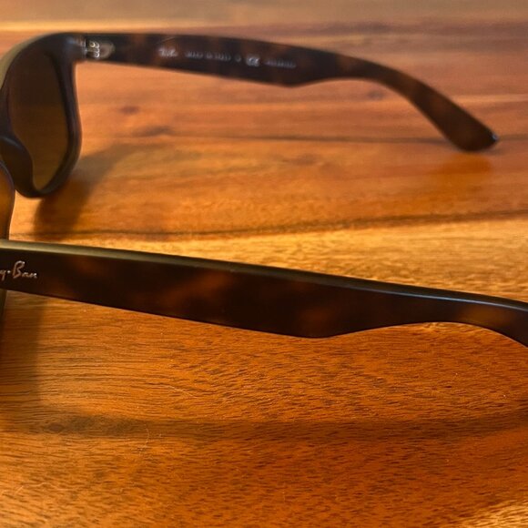 Ray-Ban RB2132 New Wayfarer Polarized Sunglasses – Excellent Condition - Picture 3 of 4